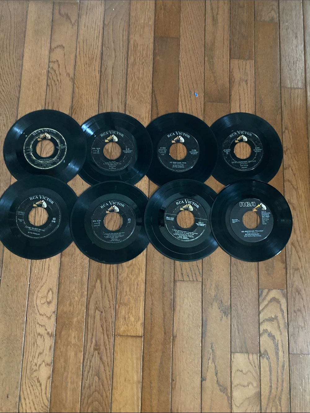 8 Elvis 45’s good condition